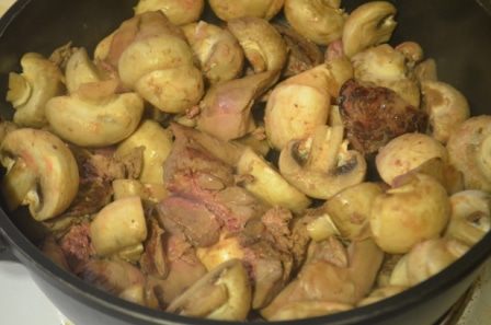 Ароматная куриная печенка с грибами и яблочным чатни