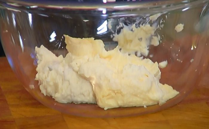 Лимонные сырники с соусом из маскарпоне 