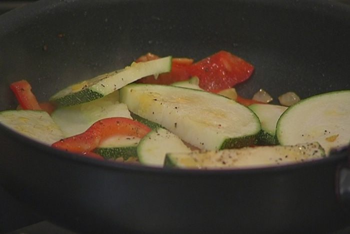 Фриттата с тунцом, кабачком и сладким перцем 