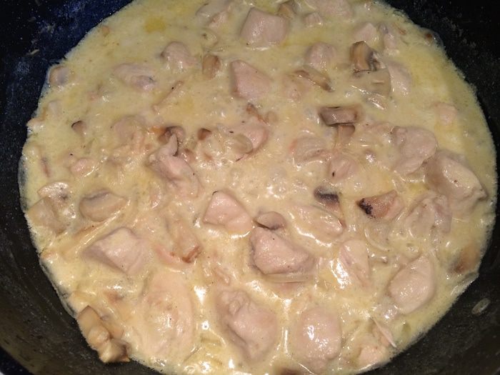 Курица с шампиньонами в сливочно-сырном соусе