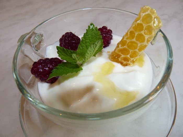 Йогурт с медовыми сотами