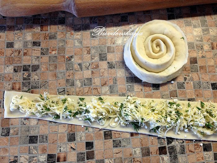 Спиралевидные лепешки с творогом и сыром 
