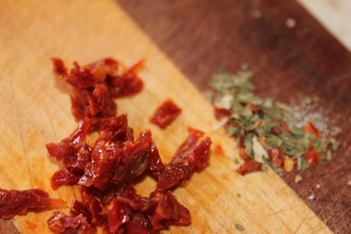 Хлеб с луком и вялеными помидорами