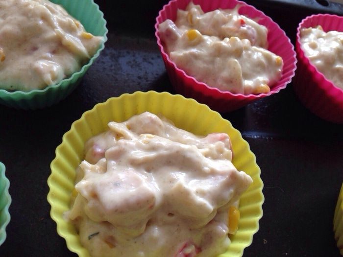 Закусочные маффины с кукурузой, беконом и сладким перцем