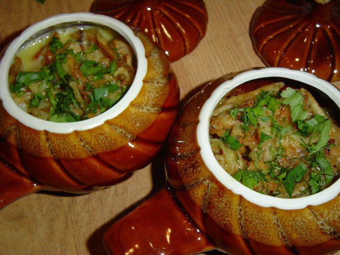 Рыба в горшочках, запеченная в омлете