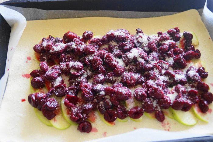 Слоеный пирог с яблоком и вишней