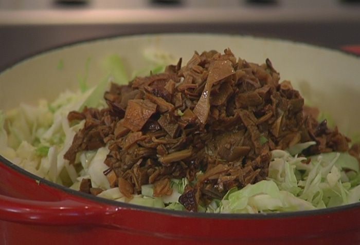 Капуста, тушенная с белыми грибами