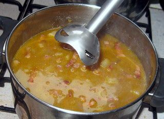 Фасолевый суп с копченой грудинкой