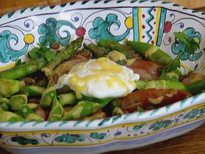 Чечевица с яйцом пашот, беконом и спаржей 
