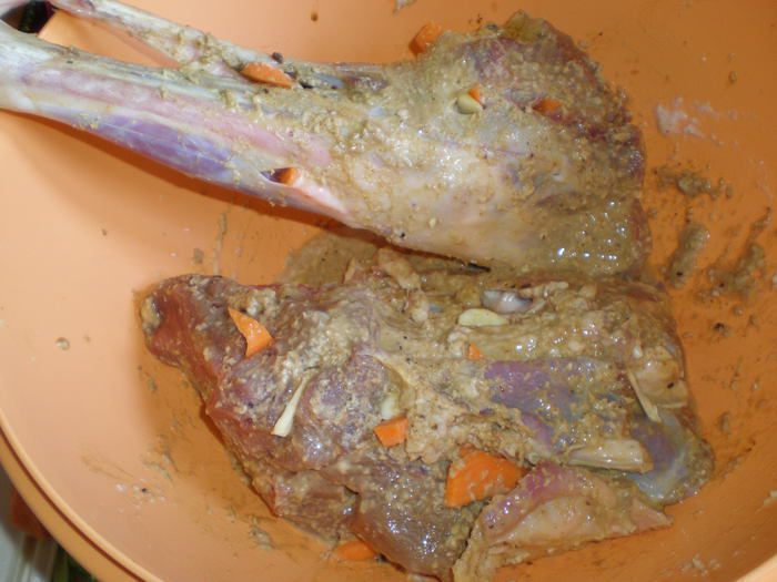 Баранья нога, запеченная с виноградом