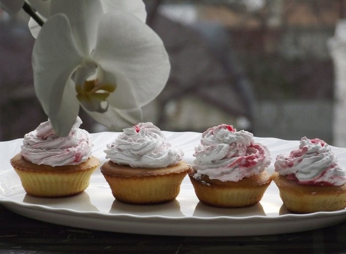 Лимонные капкейки со сливочно-малиновым кремом