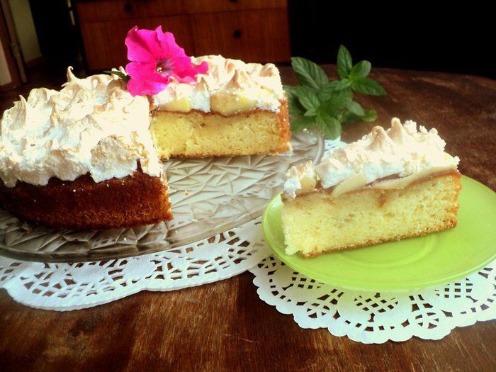 Пирог с яблоками и меренгой