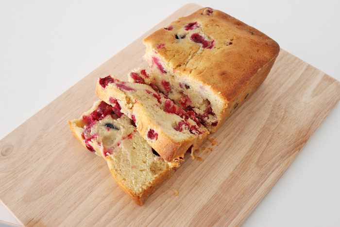 Кекс с маскарпоне и клюквой