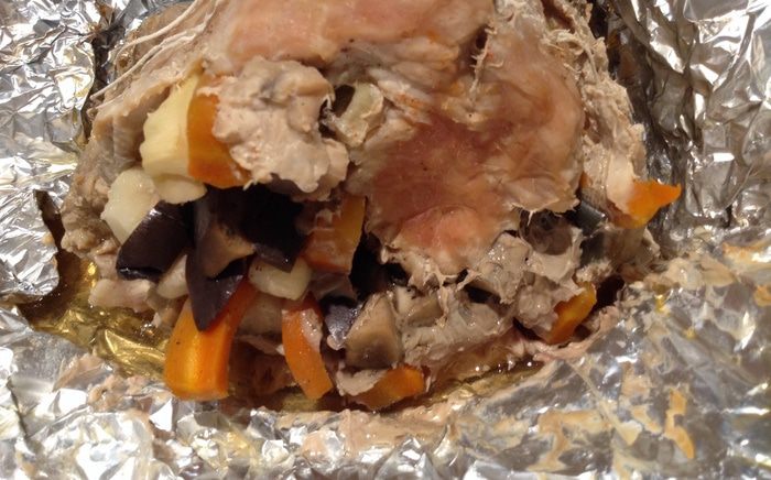 Мясной рулет с овощами