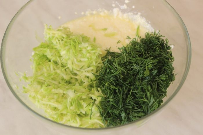 Закусочный творожный кекс с кабачком и укропом