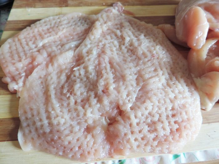 Куриные рулетики со шпинатом под сметанно-томатным соусом