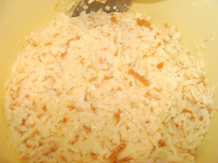 Сырные шарики с начинкой в ореховой панировке под &amp;quot;пьяной&amp;quot; клюквой