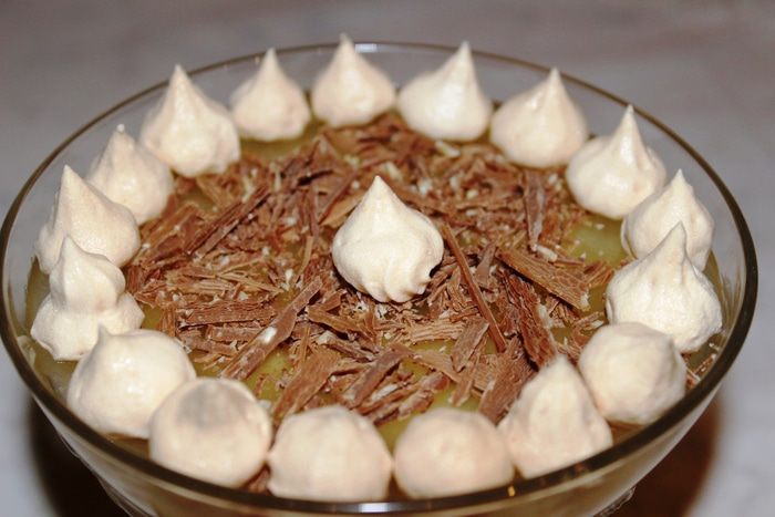 Шоколадно-ананасовый десерт с меренгами