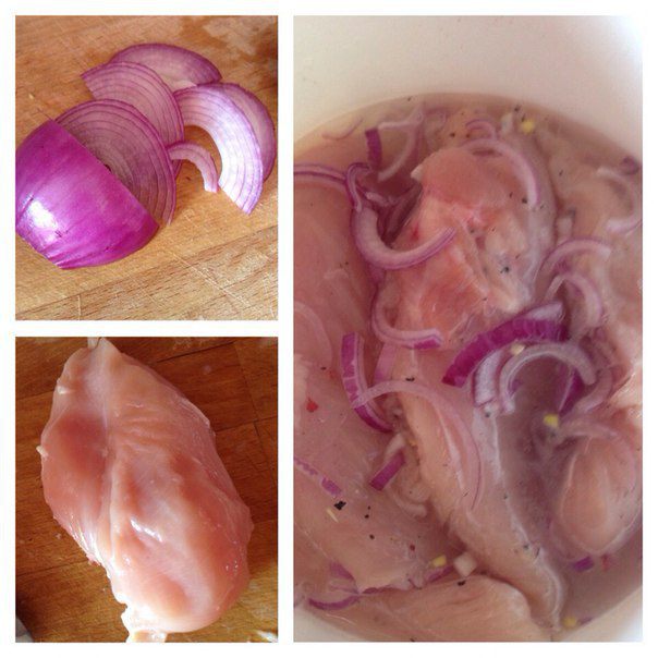Легкий салат с дыней, куриной грудкой гриль и клубничной заправкой