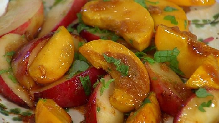 Слоеные ушки с персиковым соусом 