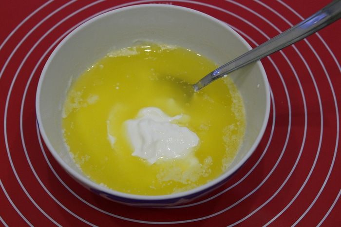 Сочный пирог с курицей, грибами и зеленым горошком