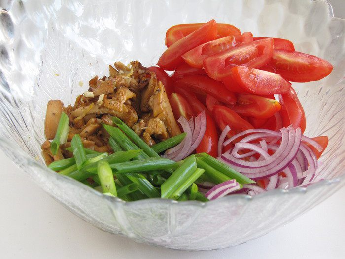 Пикантный салат с лисичками