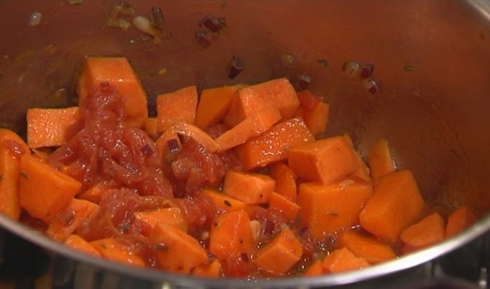 Суп с тыквой, сладким картофелем и чечевицей 