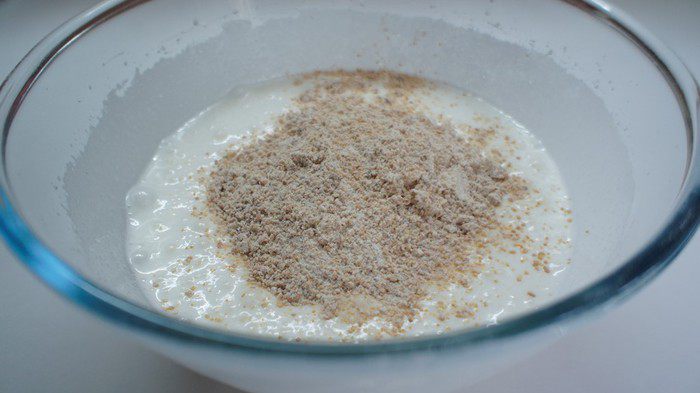 Воздушный кунжутный пирог с черникой