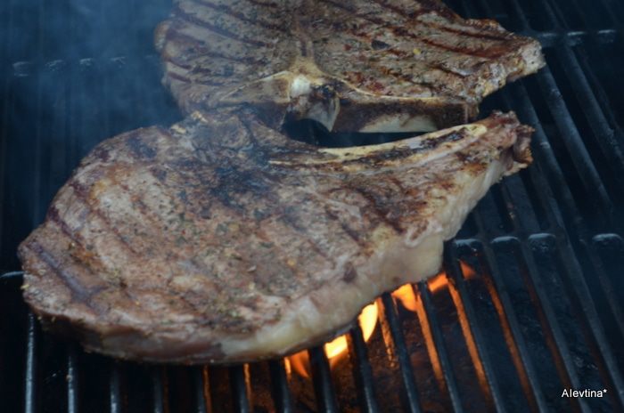 Стейк с корицей и чили перцем