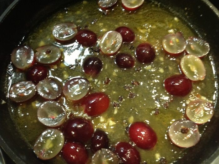 Цыплята с вином, виноградом и барбарисом