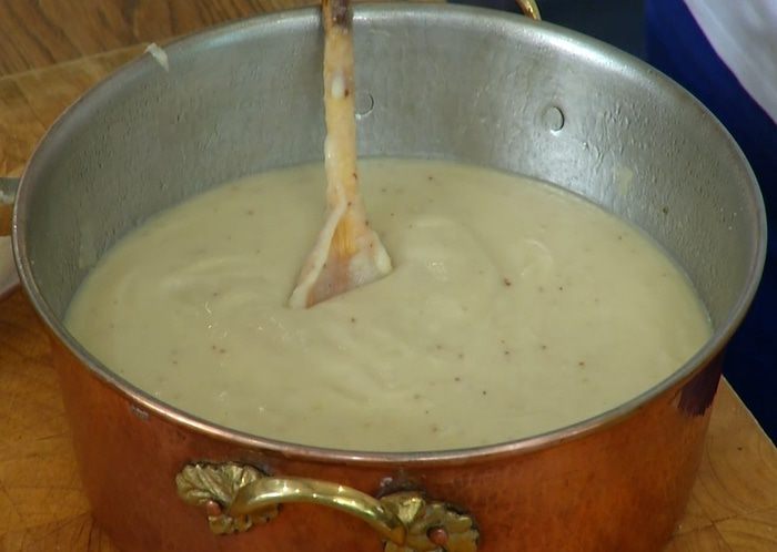 Суп из сельдерея с каштанами и лисичками  