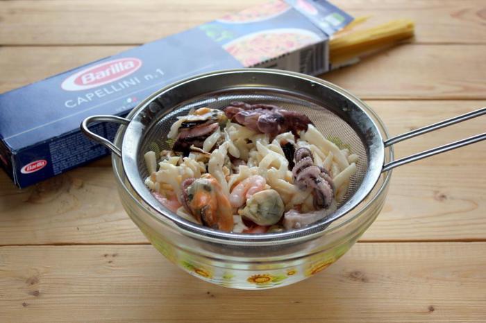 Капеллини с морским коктейлем и шампиньонами