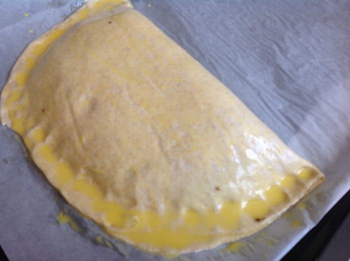 Кальцоне с рикоттой и шоколадной пастой