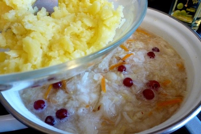 Запорожский капустняк с уткой и копченым черносливом