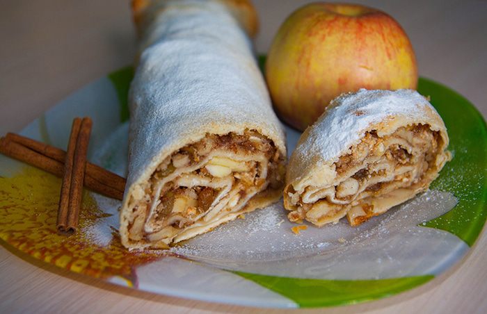 Штрудель с яблоками и изюмом