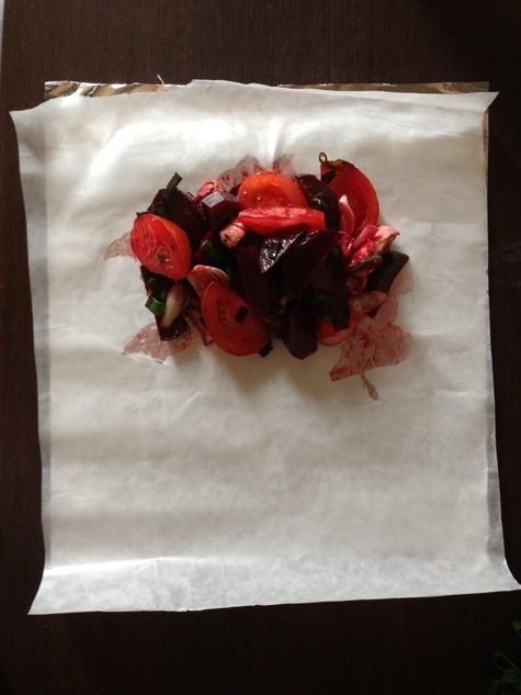 Запеченная рыба на овощной подушке с моцареллой