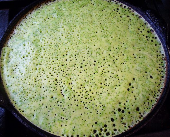 Канапе из блинчиков с сосисками и помидорками черри