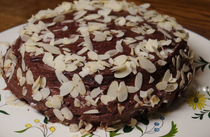 Шоколадный пирог с миндальными хлопьями