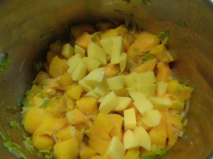 Тыквенно-томатный суп-пюре с беконовыми жгутиками