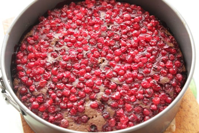 Шоколадно-брусничный торт с творожным кремом