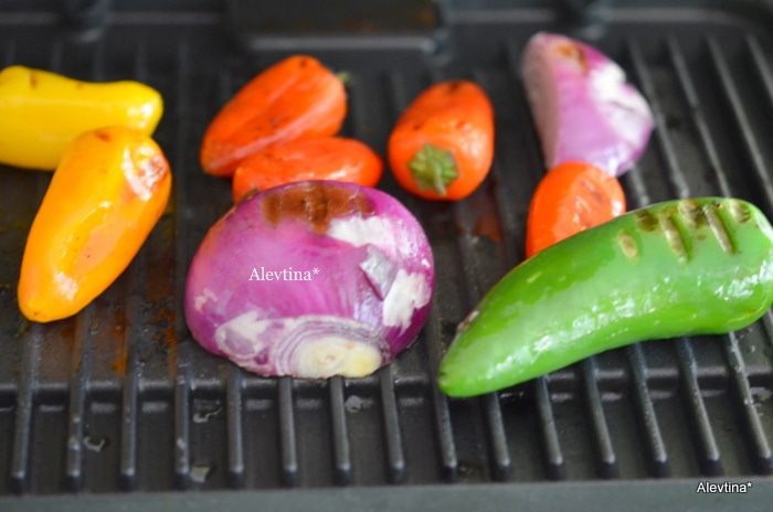 Булочки с колбаской и овощами