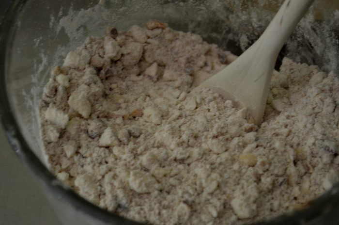 Хрустящий и ягодный десерт с орешками