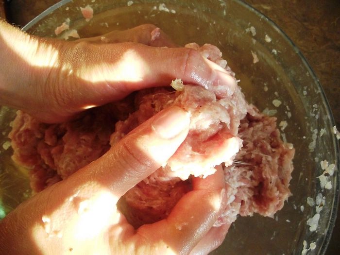 Люля-Кебаб с маринованным луком и соусом