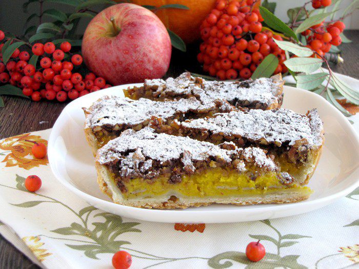 Пряный пирог с тыквой и орехами