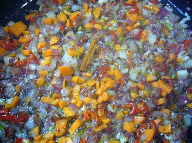 Чили кон карне с хрустящей фасолью