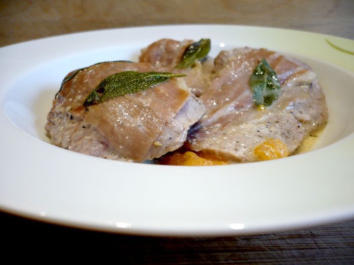 Рулеты из телятины с шалфеем и пармской ветчиной