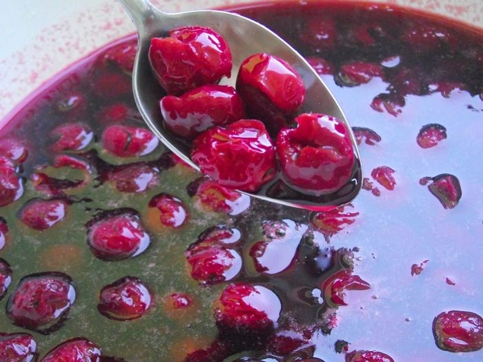 Варенье из вишни с корицей и коньяком