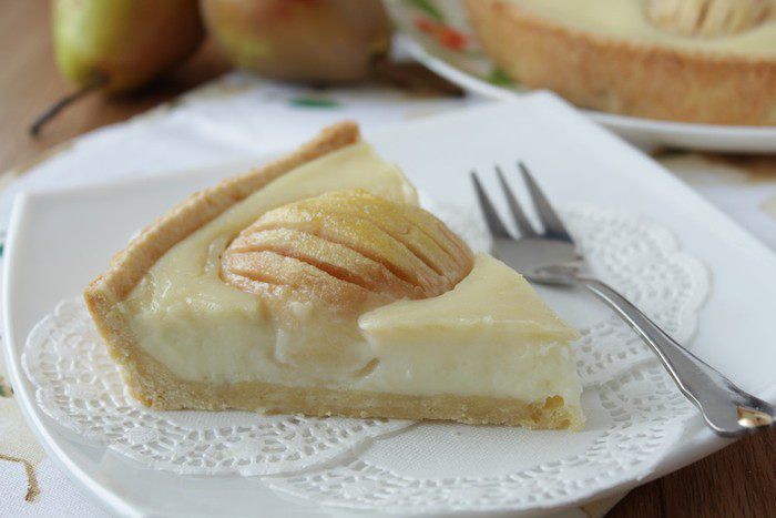 Пирог с карамелизированными грушами и заварным кремом