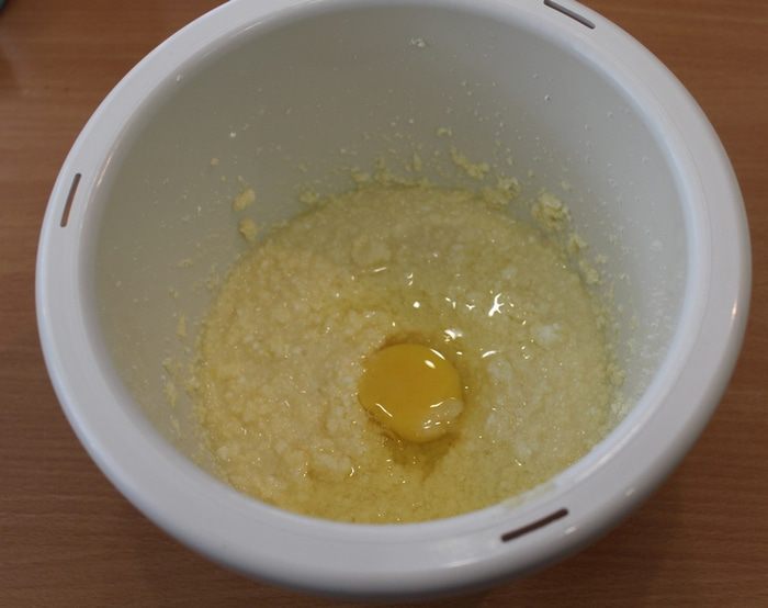 Кекс с творогом, грушей и грецким орехом