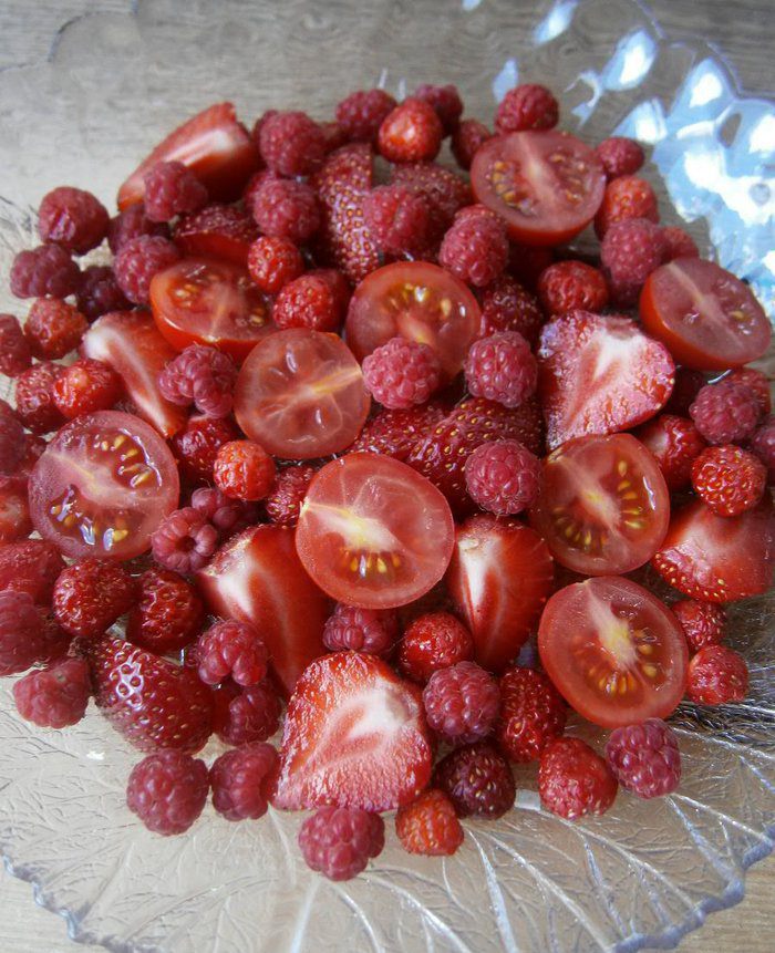 Летний ягодный салат с черри и брынзой